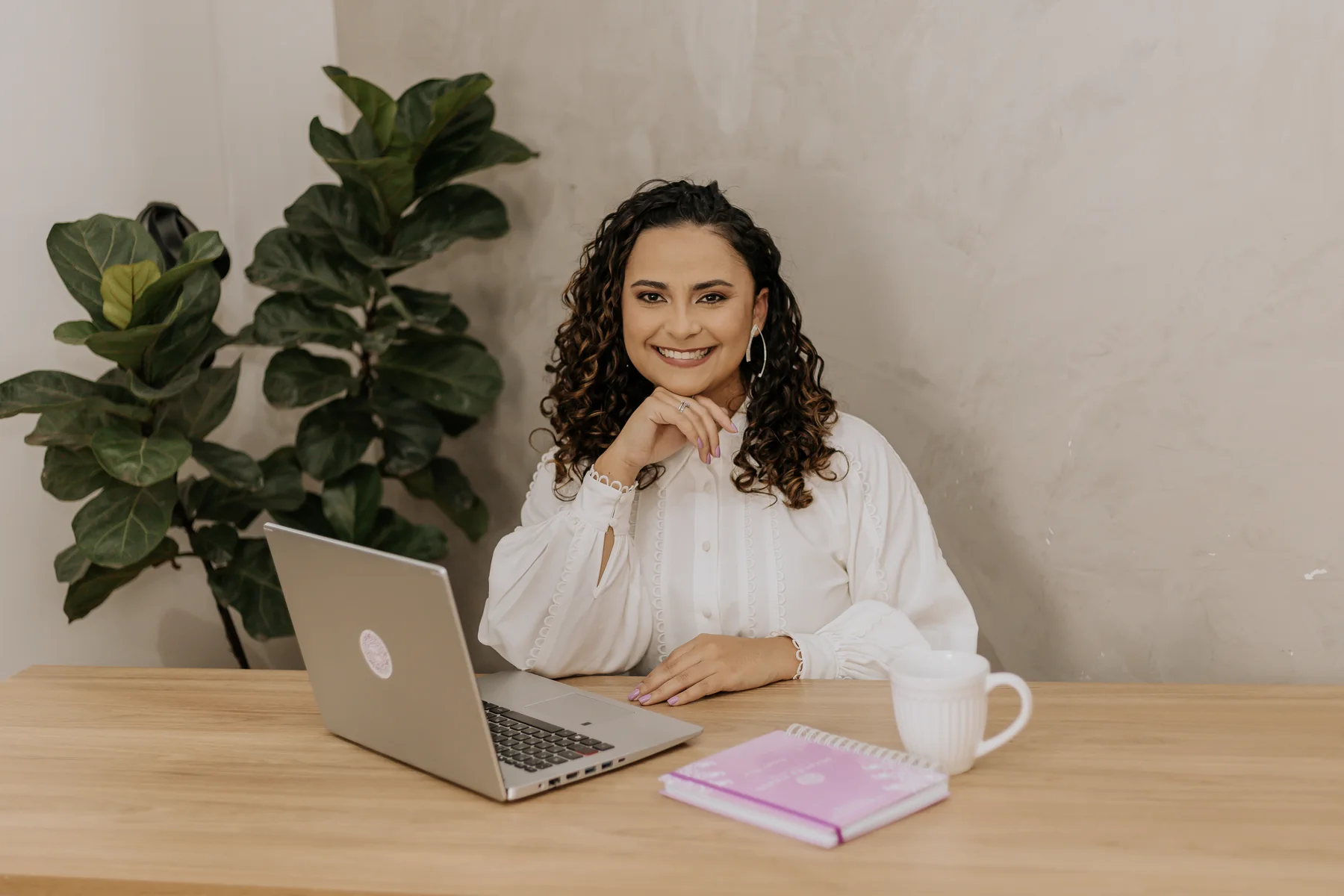 Josi Miranda, psicóloga clínica, em seu ambiente de trabalho